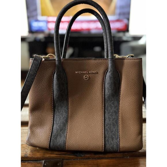 Michael Michael Kors Austin Medium Pebbled Leather Messenger Bag - Picture 1 of 9
